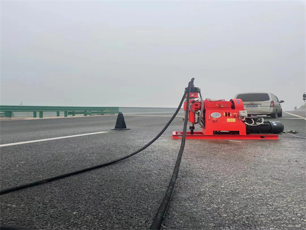 科尔沁右翼中马路路基路面开裂下沉注浆加固灌浆