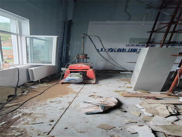 科尔沁右翼中地基基础下沉墙体裂缝加固注浆顶升施工